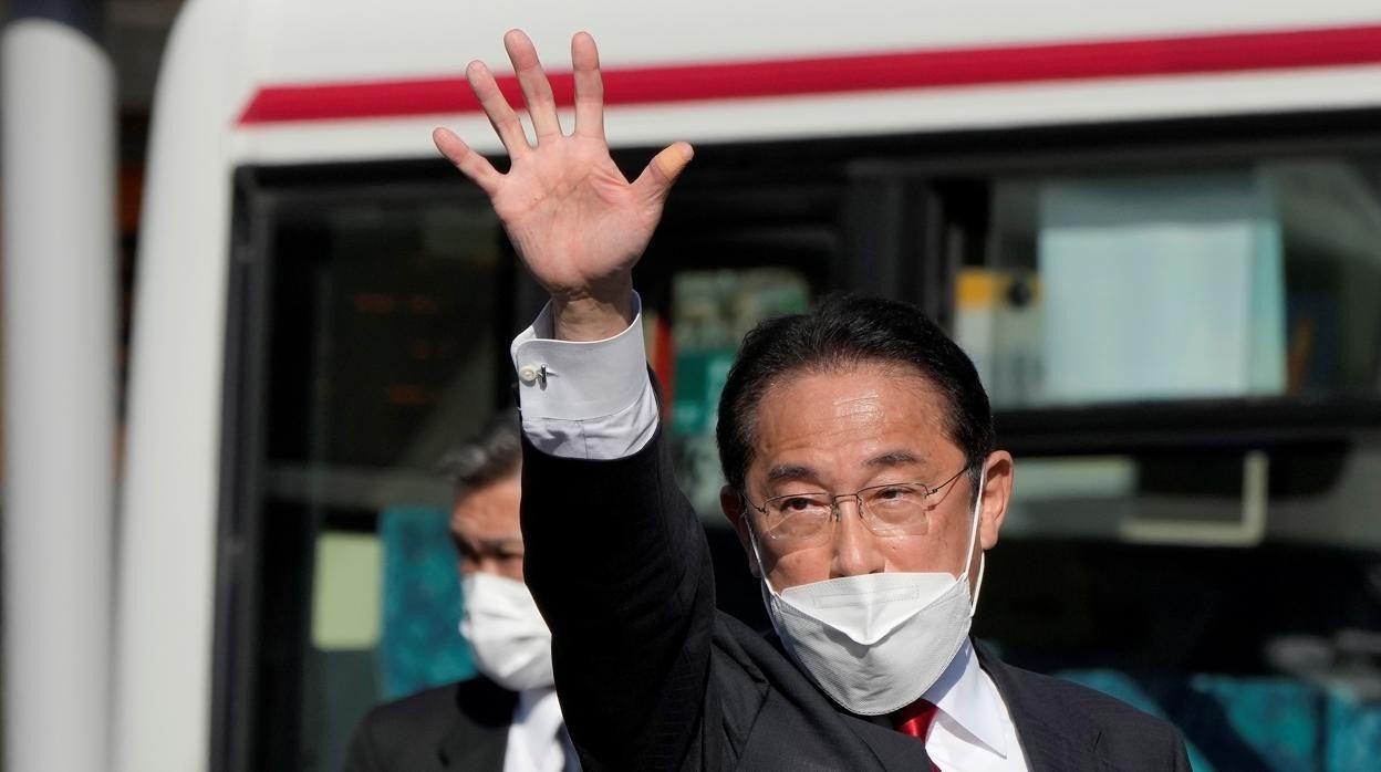 El primer ministro japonés Fumio Kishida hace campaña antes de las elecciones generales de 2021