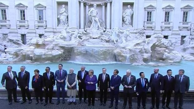 Líderes del G-20 cumplen con la tradición y tiran una moneda a la Fontana di Trevi