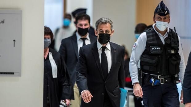 Sarkozy se niega a responder ante el Tribunal que juzga el escándalo de los sondeos del Elíseo por corrupción