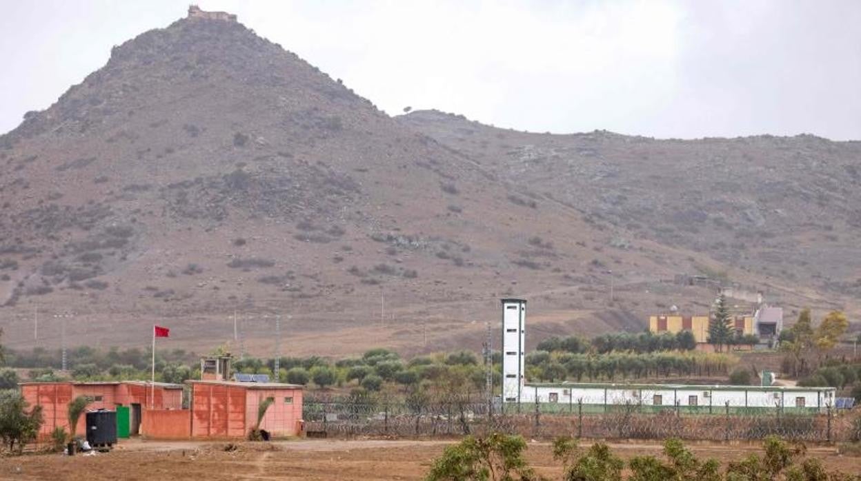 Puestos militares marroquí y argelino a ambos lados de la frontera