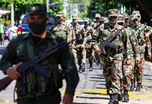 Miembros del Ejército nicaragüense llegan para custodiar las urnas a un centro en Managua