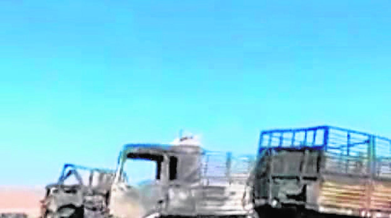 Camiones argelinos bombardeados por Marruecos en el Sahara esta semana