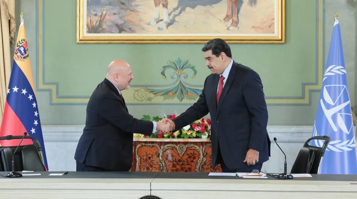 Nicolás Maduro con el fiscal del TPI, Karim Khan, en el Palacio de Miraflores
