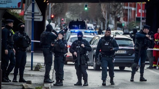 Un inmigrante argelino ataca con cuchillo a dos policías en Cannes