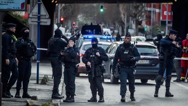 Un inmigrante argelino ataca con cuchillo a dos policías en Cannes