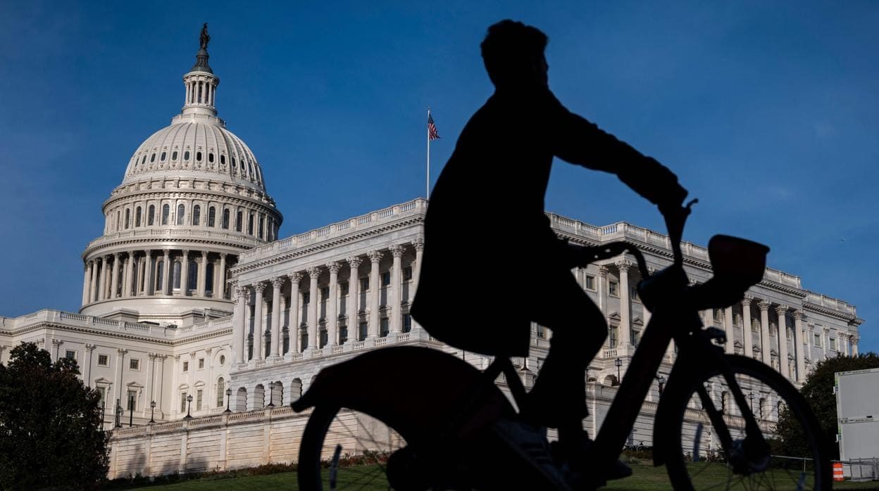 Una persona monta en bicileta frente al Capitolio en Wahington