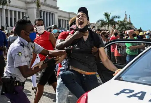 Un joven es detenido mientras participada en las protestas del pasado 11 de julio en La Habana