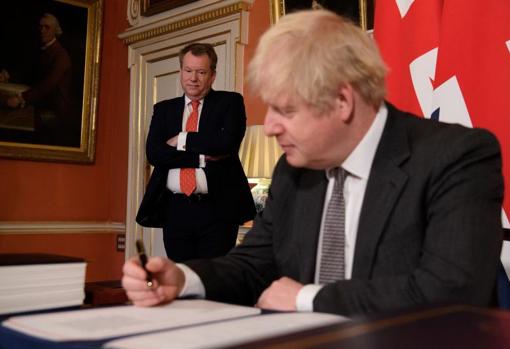 David Frost observa al primer ministro británico, Boris Johnson, tras firmar el acuerdo comercial del Brexit con la UE, en diciembre de 2020