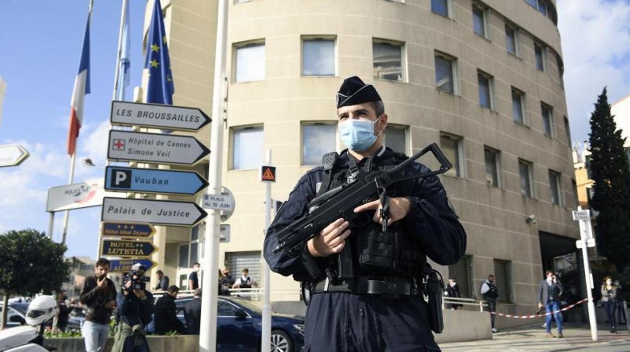 Un policía, frente a la comisaría de Cannes tras el reciente atentado en esa localidad francesa