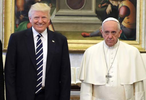 El expresidente de Estados Unidos Donald Trump junto al Papa Francisco