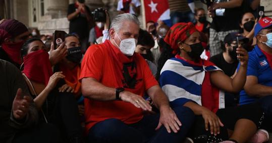 Miguel Díaz-Canel, durante la sentada a favor de su gobierno