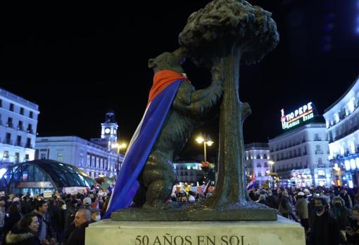 La estatua del oso y el madroño, símbolo de Madrid, con la bandera cubana