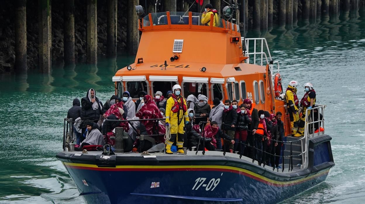 Un grupo de emigrantes son llevados a Dover, Kent, a bordo de un bote salvavidas