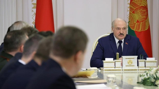 Lukashenko exige levantar sanciones y ser reconocido como presidente para solucionar la crisis migratoria