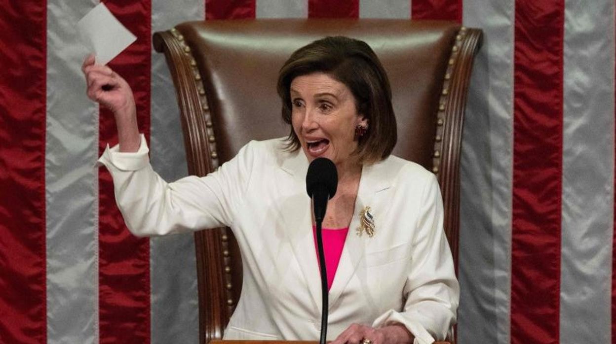 La presidenta de la Cámara de Representantes, Nancy Pelosi, celebra la aprobación de la propuesta de gasto social