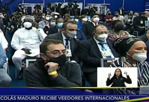Juan Carlos Monedero y Pilar Córdoba, exsenadora de Colombia, en la rueda de prensa de Maduro en Caracas