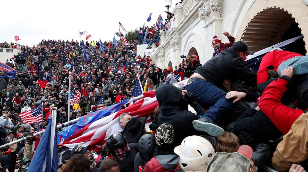 Simpatizantes de Trump intentan entrar en el Capitolio el 6 de enero