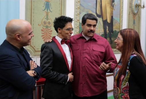 El cantante dominicano Bonny Cepeda con Maduro