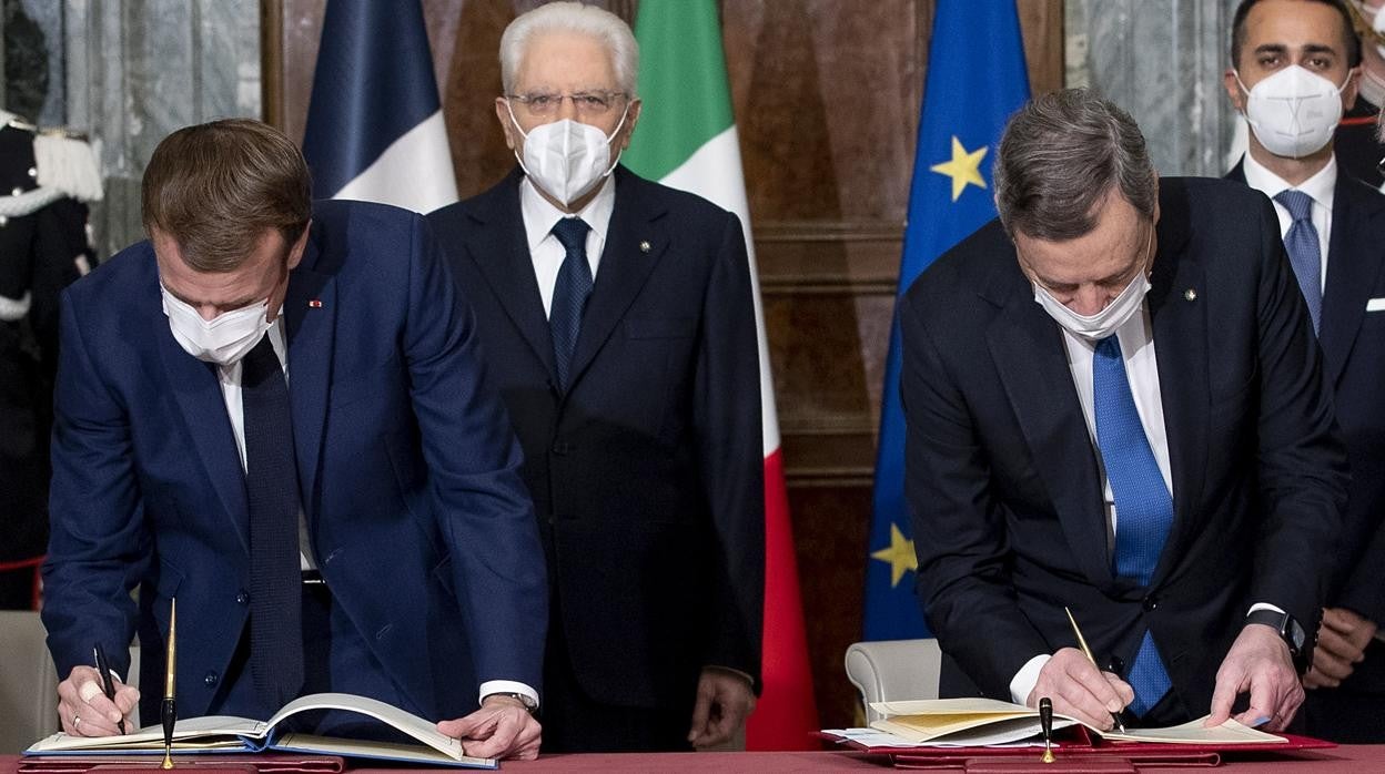 Macron y Draghi firman el 'Tratado del Quirinal ante la presencia del presidente italiano, Sergio Mattarella, en Roma