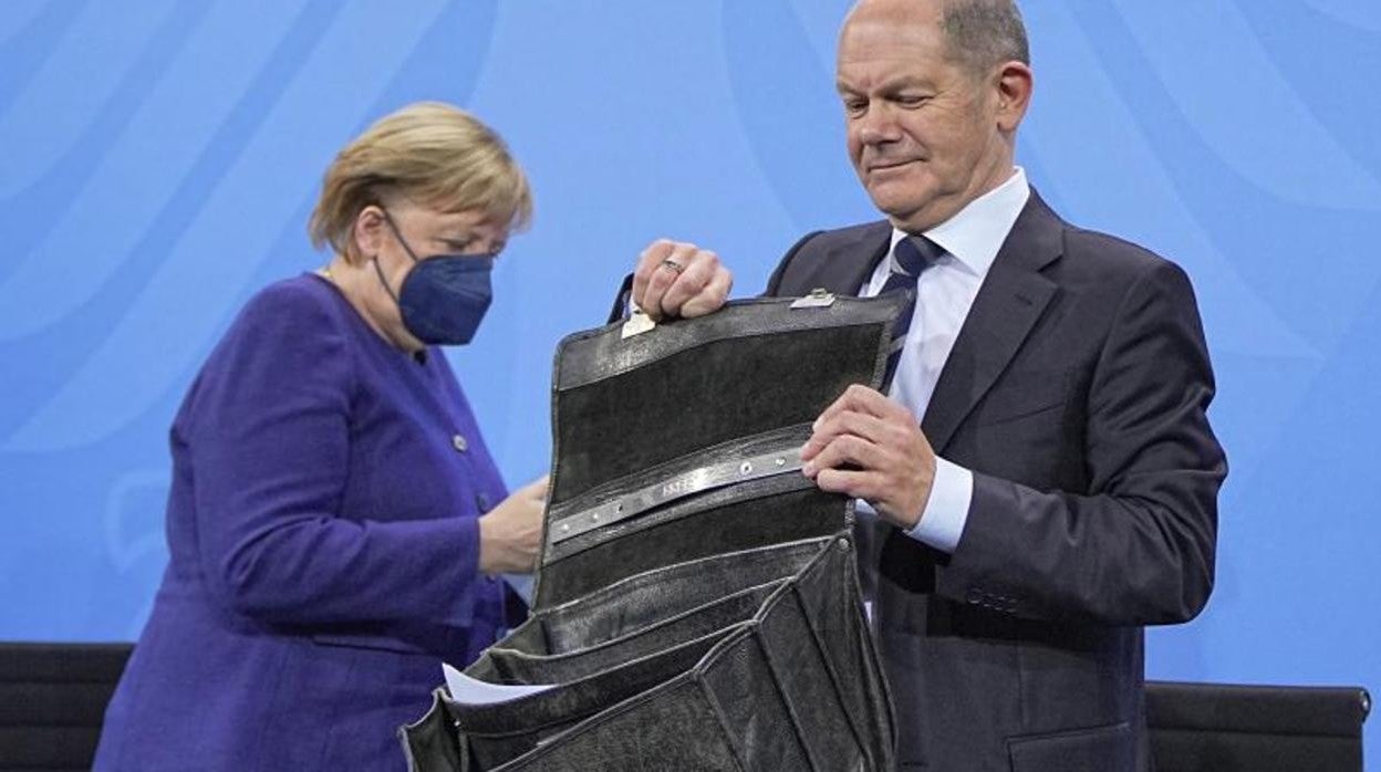 Angela Merkel y Olaf Scholz, durante una rueda de prensa