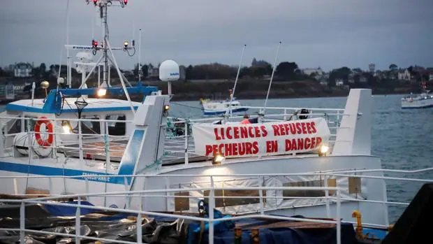 Los pescadores franceses amenazan el tráfico marítimo con el Reino Unido