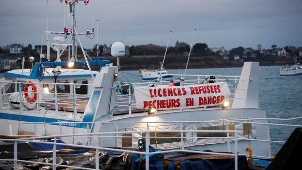 Los pescadores franceses amenazan el tráfico marítimo con el Reino Unido