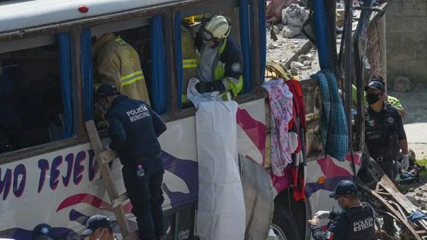 Al menos 19 peregrinos fallecidos y 32 heridos en un accidente de autobús en México