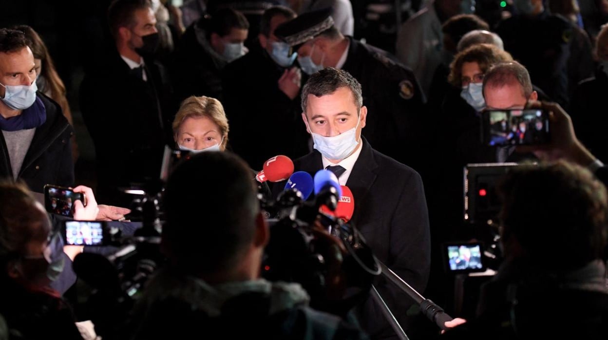 El ministro del Interior francés, Gerald Darmanin, habla con la prensa frente al hospital de Calais, en el norte de Francia