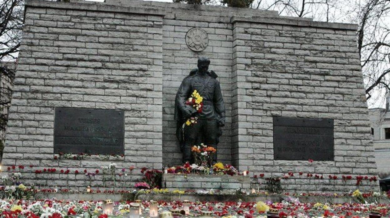 Monumento al Soldado de Bronce en Tallín, que su traslado provocó el primer ataque cibernético contra un país