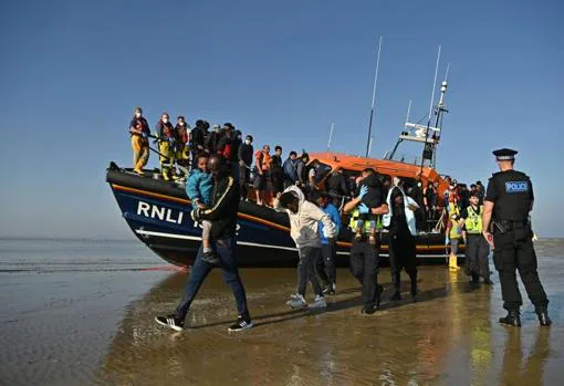 Un grupo de inmigrantes, incluyendo menores, desembarcan en la costa de Inglaterra