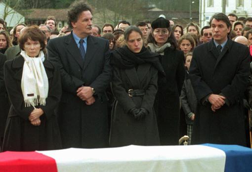Danielle Mitterrand, la esposa del presidente socialista, y Anne Pingeot, su amante más estable, contemplan el féretro del mandatario en 1996. En la imagen también aparecen su hijo Jean-Christophe y su hija Mazarine, de negro