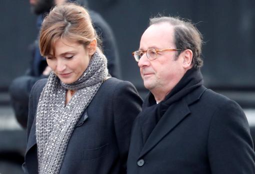 Hollande se divorció de su esposa, la socialista Ségolène Royal, y comenzó una relación con la periodista Valérie Trierweiler. Instalado con ella en el Elíseo, acabó por engañarla con la actriz Julie Gayet
