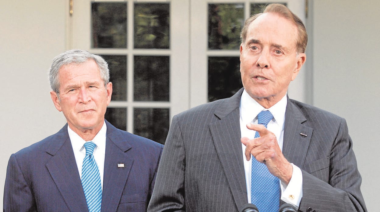 Foto de archivo de 2007, el presidente estadounidense George W. Bush (izquierda) escucha a Bob Dole