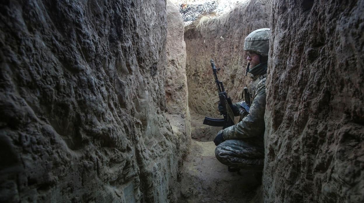 Un militar ucraniano en un puesto de la frontera