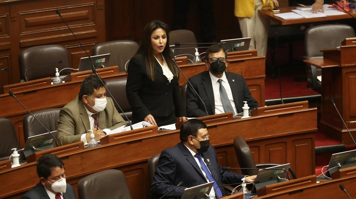 La congresista Patricia Chirinos pronunciándose en el Congreso