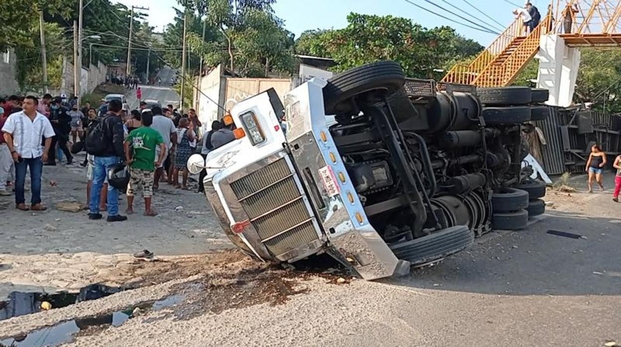 El camión, volcado tras el accidente en Chiapas en el que murieron al menos 55 inmigrantes