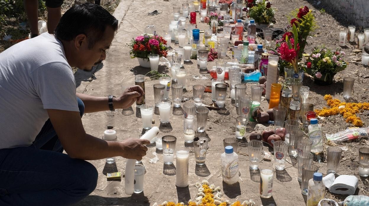 Colocan un altar en el sitio del accidente de inmigrantes en el sur de México