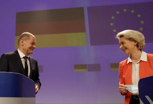 Scholz, con la presidenta de la Comisión Europea, Ursula von der Leyen
