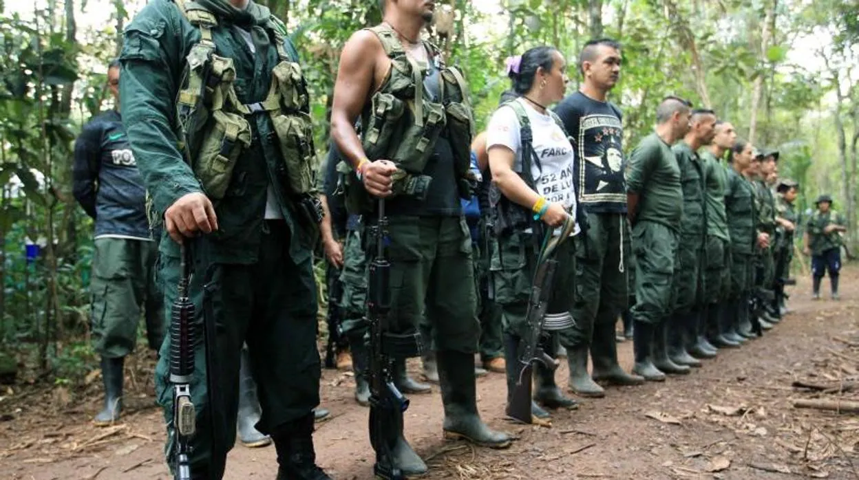 En Venezuela se han refugiado disidentes de las FARC tras el Acuerdo de Paz en Colombia (en la imagen, un grupo de guerrilleros en 2016)