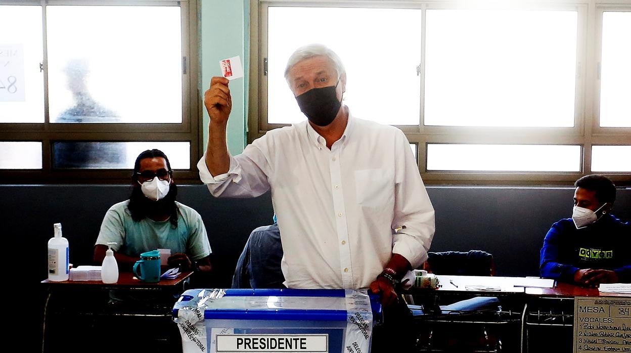 El candidato conservador José Antonio Kast, en el momento de emitir su voto este domingo en las elecciones chilenas