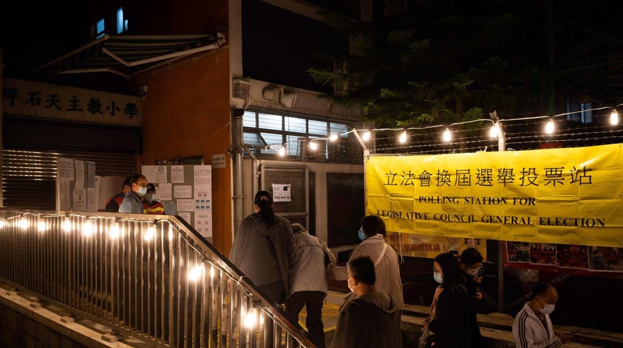 Cola para votar en un colegio electoral de Hong Kong