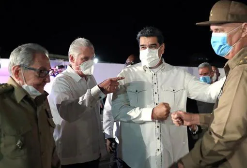 Maduro (de blanco), junto al presidente Miguel Díaz-Canel y Raúl Castro (primero por la izquierda), durante la inauguración del Centro Fidel Castro