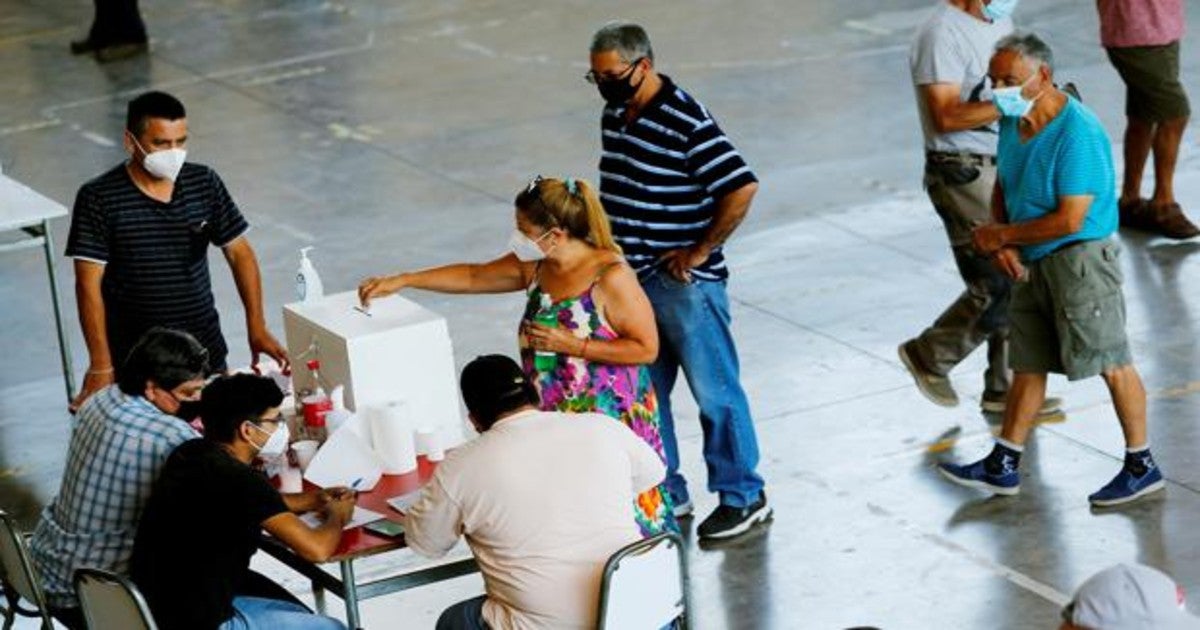 Ciudadanos asisten a votar en la Escuela Básica Municipal Risopatrón, en la comuna de Pedro Aguirre Cerda en Santiago