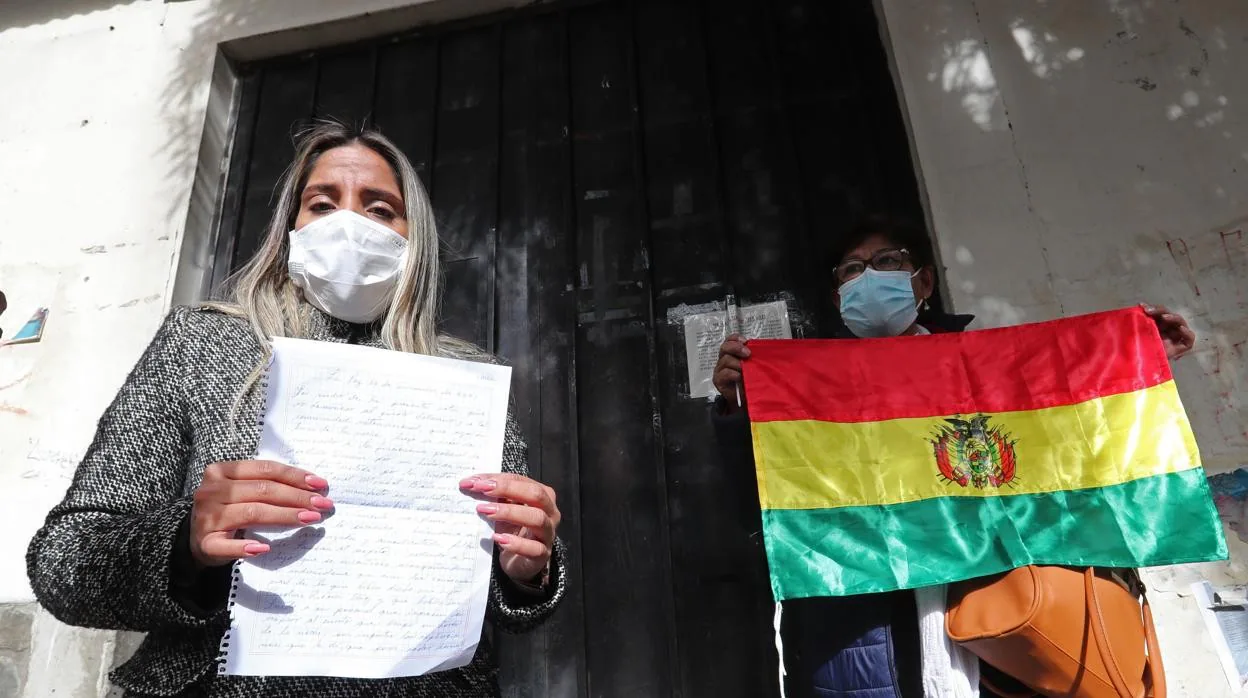 La hija de la expresidenta Áñez lee una carta de su madre donde esta denuncia su situación