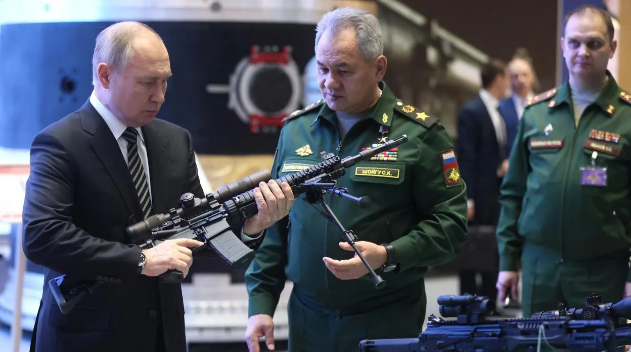 El presidente Vladimir Putin (izq.) y el ministro de Defensa ruso, Sergei Shoigu, en una feria militar