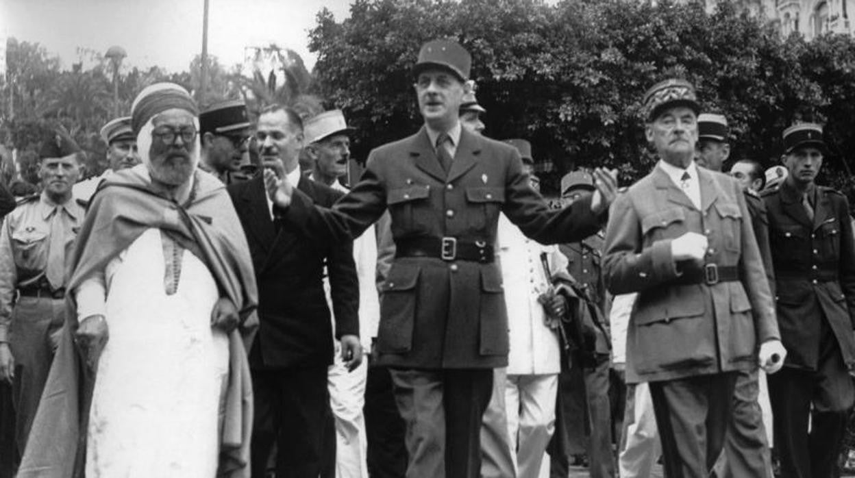 El general Charles de Gaulle, en octubre de 1947 con el ‘bachaga’ de Argel