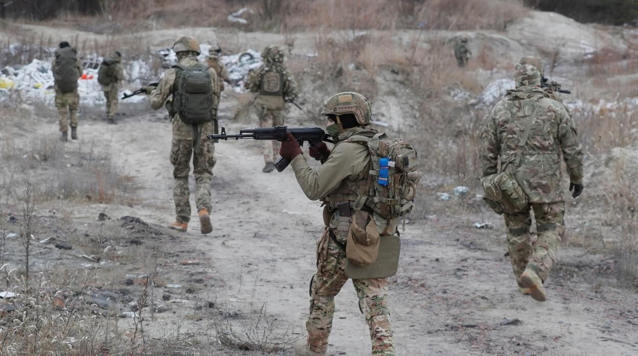 Soldados ucranianos participan en ejercicios militares cerca de Kiev