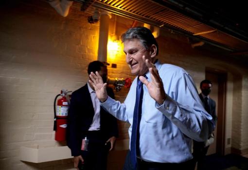 El senador Joe Manchin, en los pasillos del Capitolio