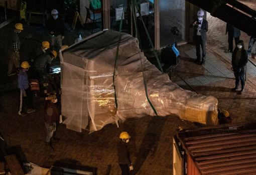 Trabajadores retiran la estatua 'Pilar de la Vergüenza' del artista danés Jens Galschiot