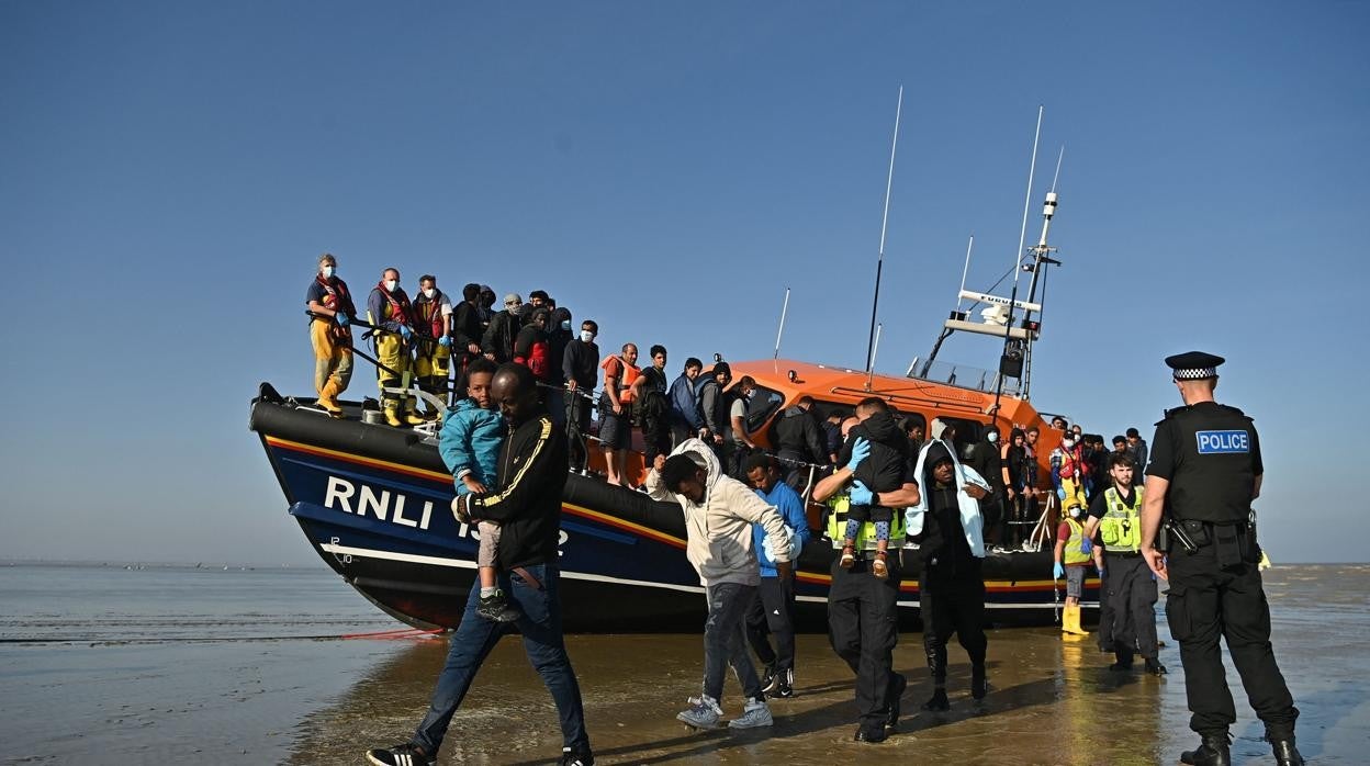 Un bote salvavidas de la RNLI rescata del mar a un grupo de inmigrantes
